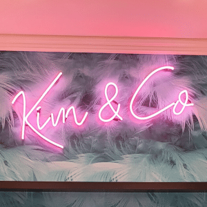 Neon lichtreclame Jip en Zo - Portfolio Brouwers Bedrijfsnaam Jip & Co in neon-letters