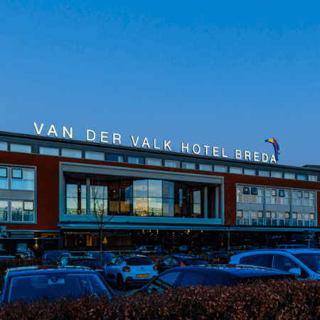 Gevelreclame hotel Breda: Brouwers Reklame verzorgde de LED Lichtreclame bij Van der Valk Hotel Breda, inclusief montage en neonrestauratie.