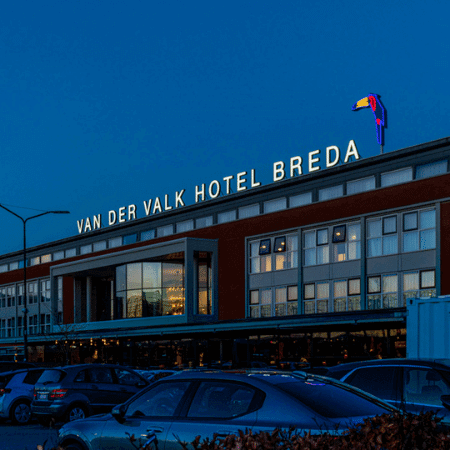 De iconische toekan van Van der Valk Breda, opnieuw gevuld en gespoten door Brouwers Reklame, straalt als nooit tevoren.