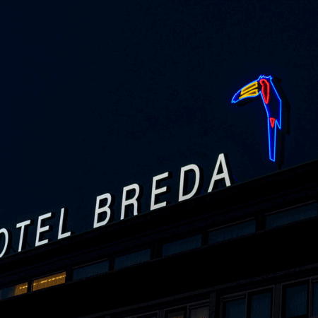 Nieuwe LED Lichtreclame Van der Valk Hotel Breda: Brouwers Reklame vervangt oude neonletters bij Hotel door een moderne gevelreclame.