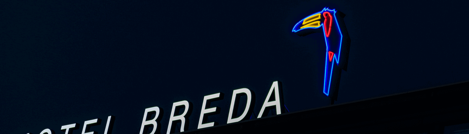 Detail van de LED Lichtreclame Van der Valk Hotel Breda: verlichte letters en neon toekan, gevelreclame geplaatst door Brouwers Reklame.