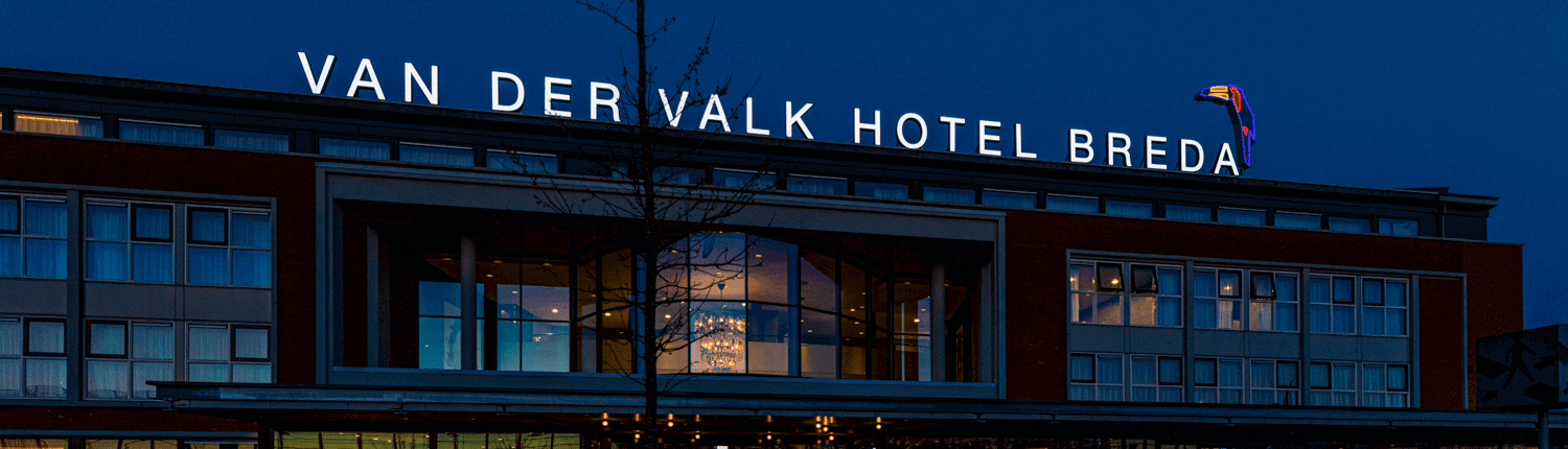 Brouwers Reklame monteert nieuwe LED Lichtreclame bij Van der Valk Hotel Breda. Een opvallende gevelreclame langs de A16.