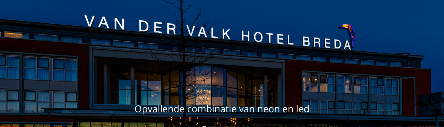 Belettering Breda Van der Valk | Brouwers Reklame Brouwers Reklame | montage van de LED Lichtreclame bij Van der Valk Hotel Breda, zichtbaar vanaf de A16.