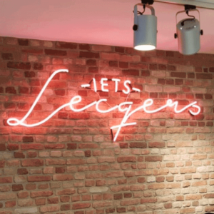 Neon lichtreclame voor Iets Lecqers - portfolio