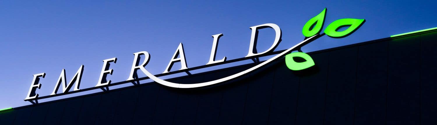 Led lichtreclame voor Emerald - Brouwers Reklame - aanzicht links