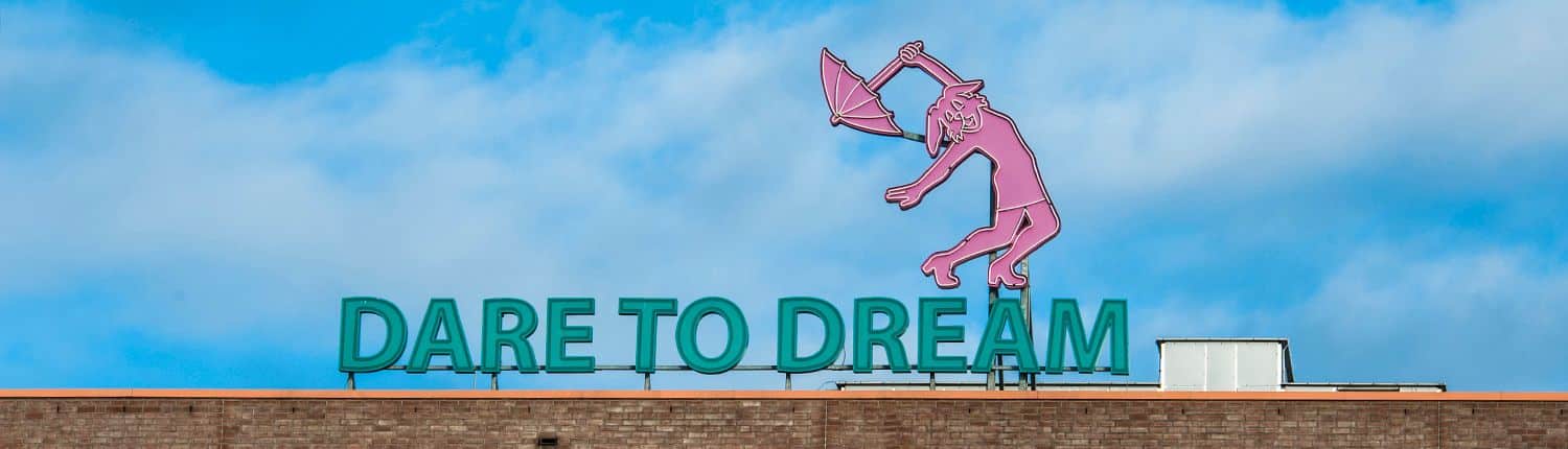 Neon lichtreclame voor Summa College - Brouwers Reklame - ingezoomd