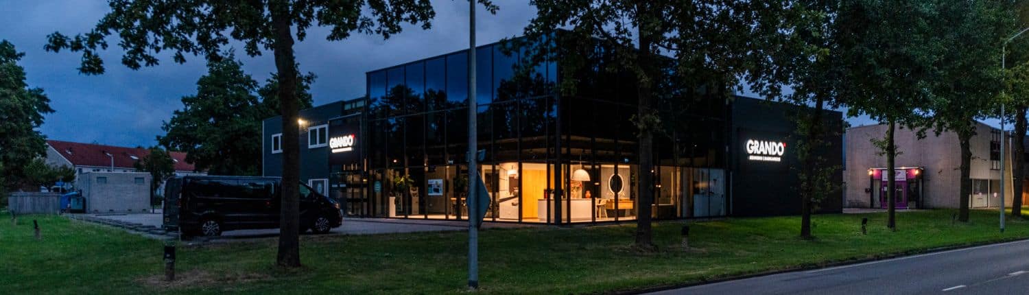 Led lichtreclame voor GRANDO Lelystad - Brouwers Reklame - totaalbeeld pand Led lichtreclame voor GRANDO Lelystad - Brouwers Reklame - totaalbeeld pand