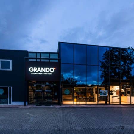 Led lichtreclame voor GRANDO Lelystad - Brouwers Reklame - voorzijde pand avond Led lichtreclame voor GRANDO Lelystad - Brouwers Reklame - voorzijde pand avond