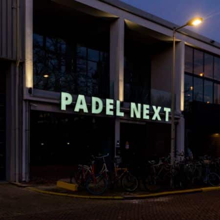Led lichtreclame voor Padel Next - Brouwers Reklame - logo vanaf onderen