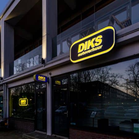 Lichtbak voor Diks Autoverhuur - Brouwers Reklame - logo vanaf rechts